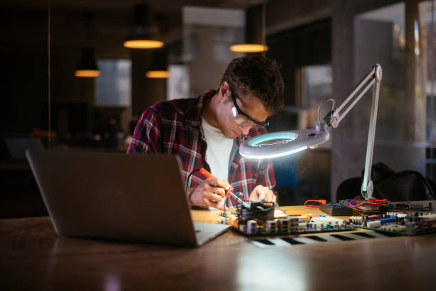 Electronics Engineer Face 34,200+ Electronics Mechanic Stock Photos, Pictures & Royalty-Free ...