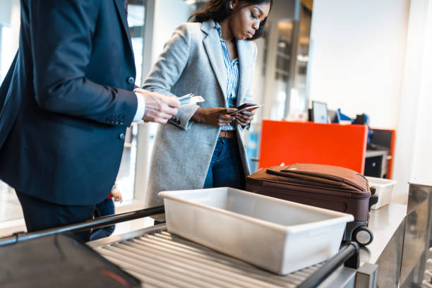 passanten, die sicherheitskontrolle am flughafen - sicherheitskontrolle stock-fotos und bilder