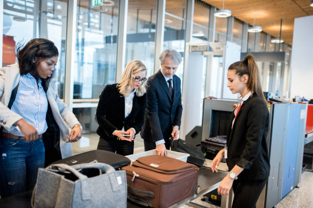 persone che passano il controllo di sicurezza in aeroporto - security staff security airport airport security foto e immagini stock