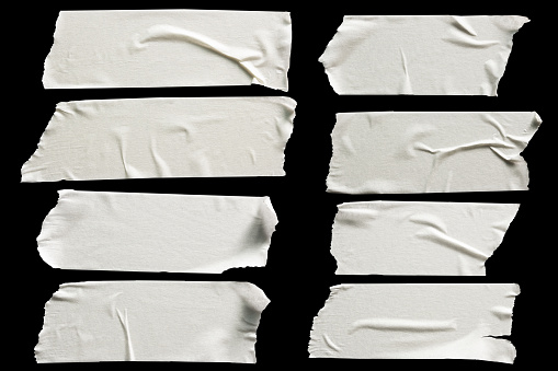 Conjunto de cintas scotch blanco sobre fondo negro. Cinta adhesiva de tamaño horizontal y diferentes rasgada blanca, piezas adhesivo. photo