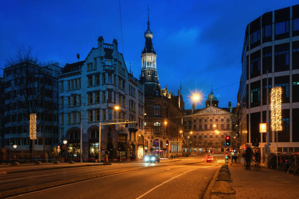 il raadhuisstraat nel centro storico di amsterdam con il retro del palazzo reale sullo sfondo - dam foto e immagini stock