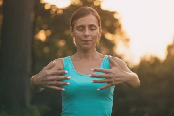 donna esercitare tai chi - people joy relaxation concentration foto e immagini stock