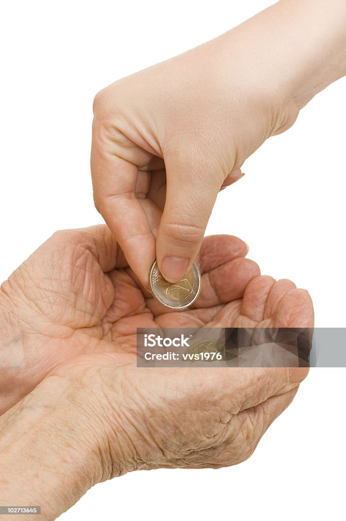 Jeune et vieille main avec une pièce de monnaie - Photo de Action caritative et assistance libre de droits