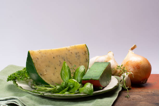 queso elaborado con leche de vacas con diferentes especias y hierbas frescas verdes especialidad holandesa - basiron fotografías e imágenes de stock