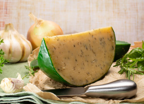 queso elaborado con leche de vacas con diferentes especias y hierbas frescas verdes especialidad holandesa - basiron fotografías e imágenes de stock