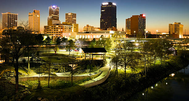 la noche en la ciudad de little rock - little rock fotografías e imágenes de stock