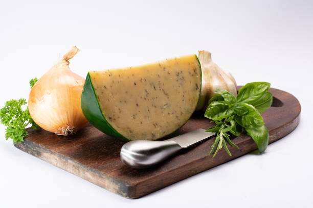 queso elaborado con leche de vacas con diferentes especias y hierbas frescas verdes especialidad holandesa - basiron fotografías e imágenes de stock