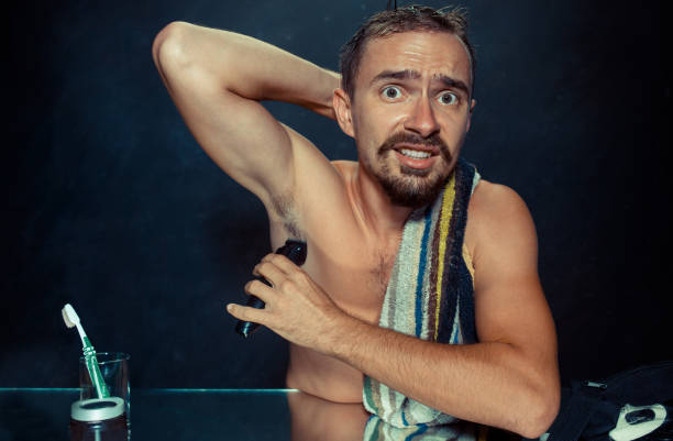 foto di bell'uomo che si rade l'ascella - hairy men shaving chest foto e immagini stock