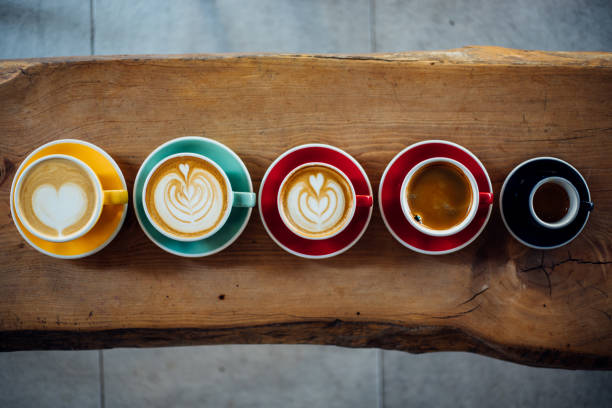 luftaufnahme verschiedener kaffees - cappuccino fotos stock-fotos und bilder