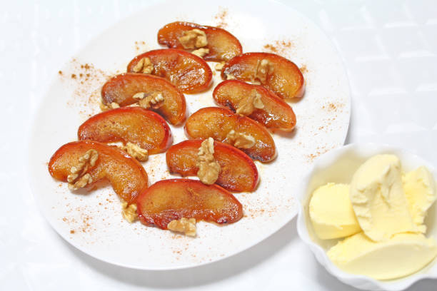 manzanas en lonchas y al horneada con helado - baked apple food meal dessert fotografías e imágenes de stock