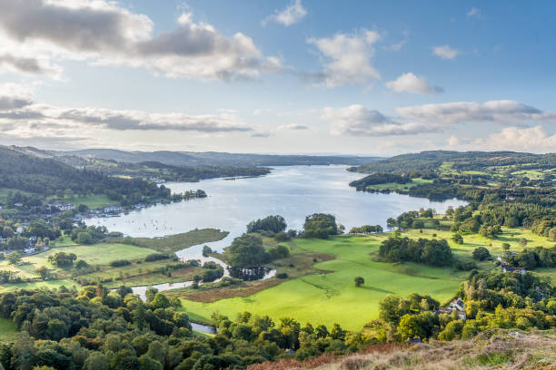 後期夏英語湖地区ビュー。 - ambleside ストックフォトと画像