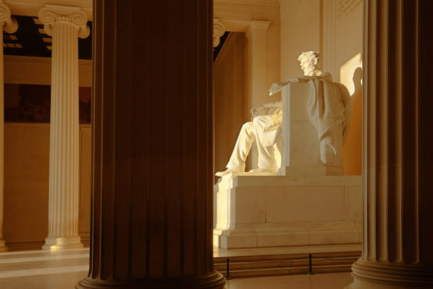 el lincoln memorial con la estatua del presidente lincoln en washington dc - abraham lincoln washington dc statue president fotografías e imágenes de stock