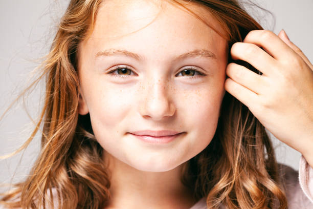 portrait of a 10 years old pretty girl  - child teenager face hair beauty fun eyes freckles - 12 13 years fotos imagens e fotografias de stock