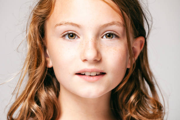 portrait of a 10 years old pretty girl  -  child teenager face hair beauty fun eyes freckles - 12 13 years fotos imagens e fotografias de stock