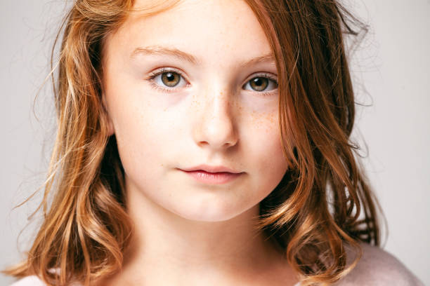 ritratto di una bella ragazza di 10 anni - bambino adolescente viso capelli bellezza occhi lentiggini - 10 11 years cheerful happiness fun foto e immagini stock