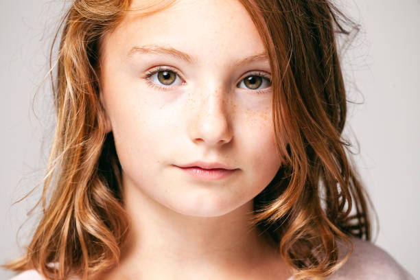 portrait of a 10 years old pretty girl  -  child teenager face hair beauty fun eyes freckles - 12 13 years fotos imagens e fotografias de stock