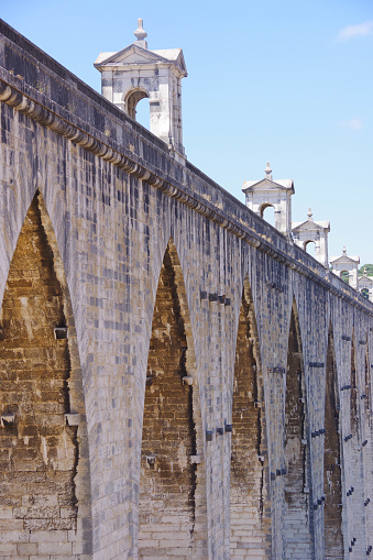 A few of the 109 arches of the Aguas Livres Aqueduct, buikt in 1746 to supply clean drinking water to Lisbon.