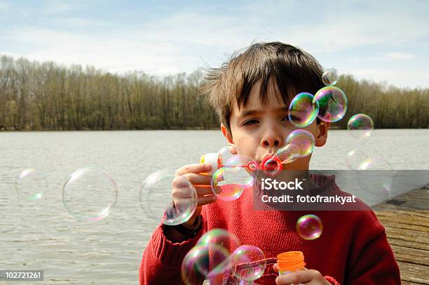 Criança Com Muitas Bolhas De - Fotografias de stock e mais imagens de Ao Ar Livre - Ao Ar Livre, Baixa Áustria, Brincalhão