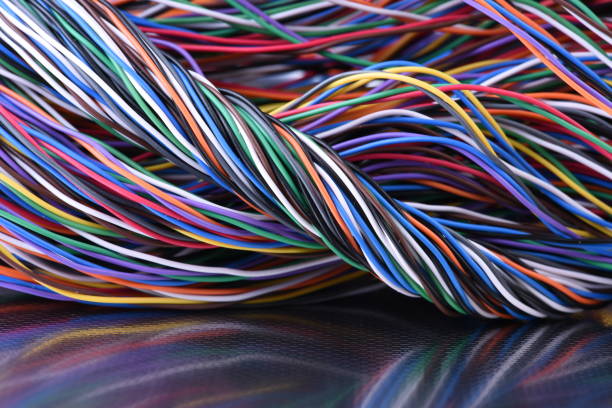 les câbles électriques colorés - fil de fer photos et images de collection