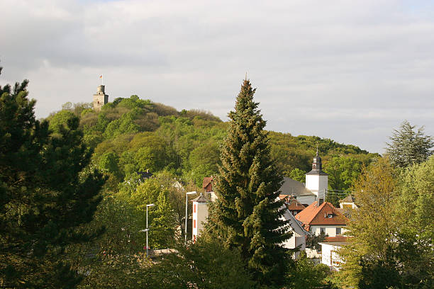 königstein im taunus mit burgruine falkenstein - konigstein photos et images de collection