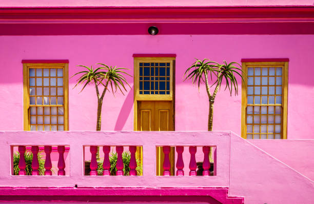 яркий фасад дома - pink city стоковые фото и изображения