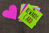 handschrift-text-rewards-card-konzept-was-bedeutet-cash-punkte-meilen-aus-dem-alltag-helfen.jpg?b=1&s=170x170&k=20&c=6bVsMKe8d7DZrhjPVdP2yvZs3a1TrLt2kBynh90BE_Y=