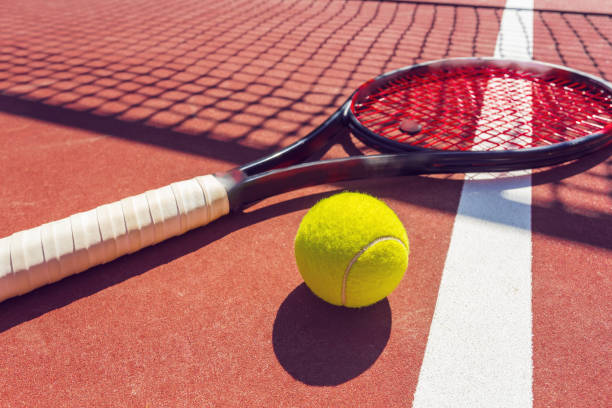 芝コートのテニスボールとラケット - tennis ball ball isolated sport ストックフォトと画像