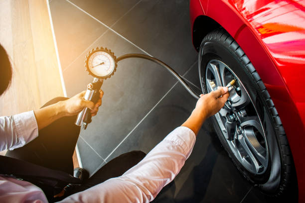 ispezione auto uomo asiatico misura quantità pneumatici in gomma gonfiata auto. macchina di tenuta della mano ravvicinata manometro gonfiata per la misurazione della pressione degli pneumatici dell'auto per l'automobile, immagine dell'automobile - pressure gauge foto e immagini stock