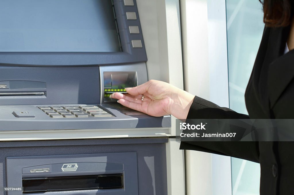 Ręczne wprowadzanie do gotówki, wydawać karty - Zbiór zdjęć royalty-free (Bankomat)
