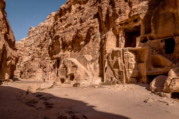 tallas de piedra antigua pintoresca entrada de la pequeña petra, de wadi musa, jordania - siq al barid fotografías e imágenes de stock