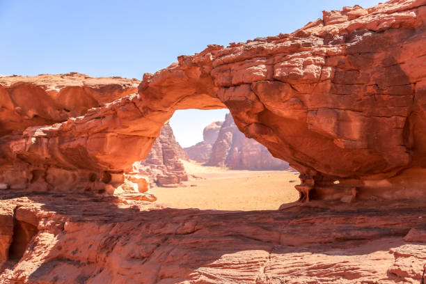 рок-мост пустыни вади-рум, иордания - wadi rum стоковые фото и изображения