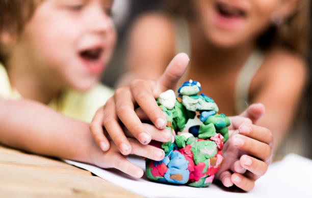 niños discutiendo sobre plastilina - food child childs play clay craft fotografías e imágenes de stock