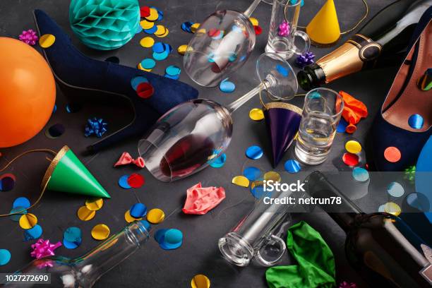 Photo libre de droit de Vue De Dessus Tourné Daprès Une Célébration De La Fête Avec Le Verre Des Bouteilles Vides Vin Fille Chaussures Et Décoration De Fête banque d'images et plus d'images libres de droit de Fête