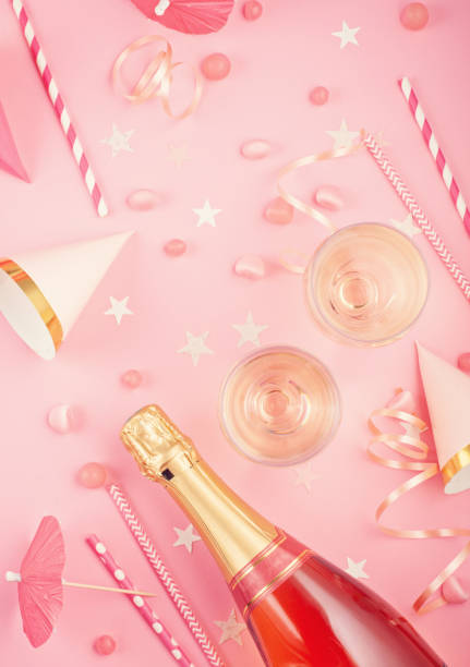 filles du parti accessoires sur le fond rose. invitation, anniversaire, concept de partie de bachelorette - pink champagne photos et images de collection