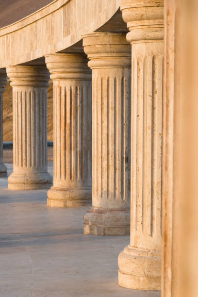 strong columns around the building - law column courthouse greek culture imagens e fotografias de stock