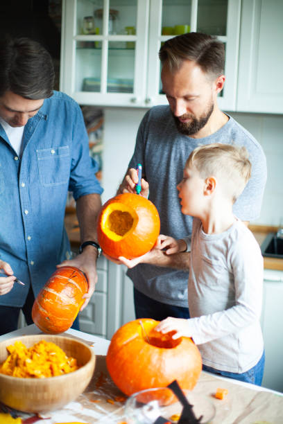 przygotowanie do halloween - house halloween autumn candid zdjęcia i obrazy z banku zdjęć