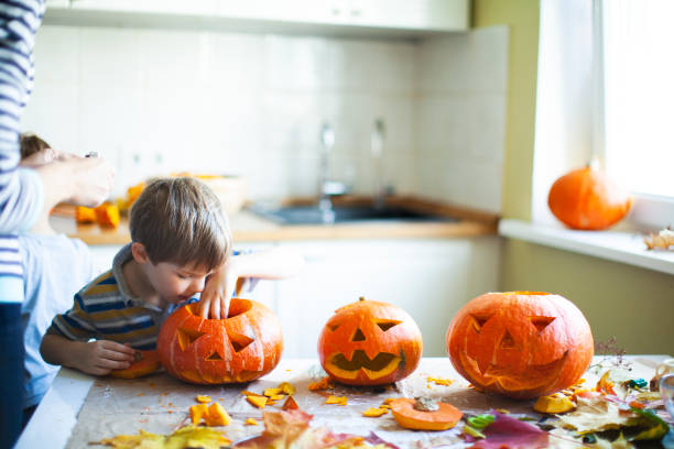 przygotowanie do halloween - house halloween autumn candid zdjęcia i obrazy z banku zdjęć