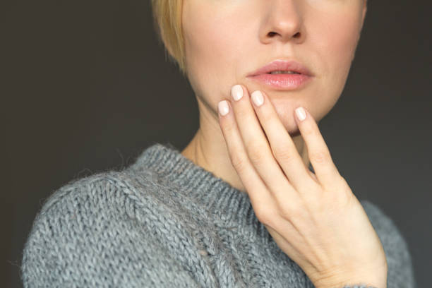 donna autunnale o invernale con trucco nudo e manicure - fingernail nail polish women human hand foto e immagini stock