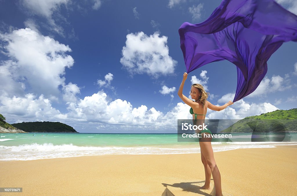 Женщина с саронгом - Стоковые фото Атлантический океан роялти-фри