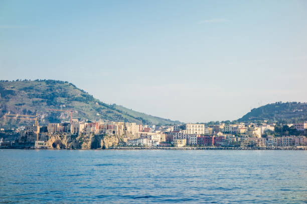 Cidade de Pozzuoli, visto do mar - foto de acervo