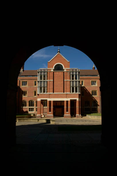 ve a través del arco en juzgado tercero saint johns college cambridge university - university courtyard uk cambridge fotografías e imágenes de stock