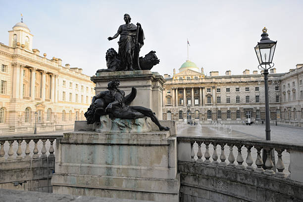 statue de l'hôtel courtyard de somerset house, londres, angleterre, royaume-uni - somerset house photos et images de collection