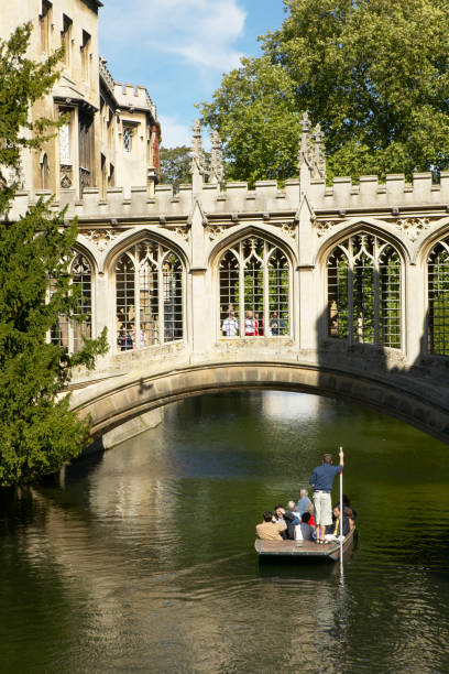 kähne vorbei unter brücke der seufzer saint johns college cambridge university - bridge of sighs fotos stock-fotos und bilder