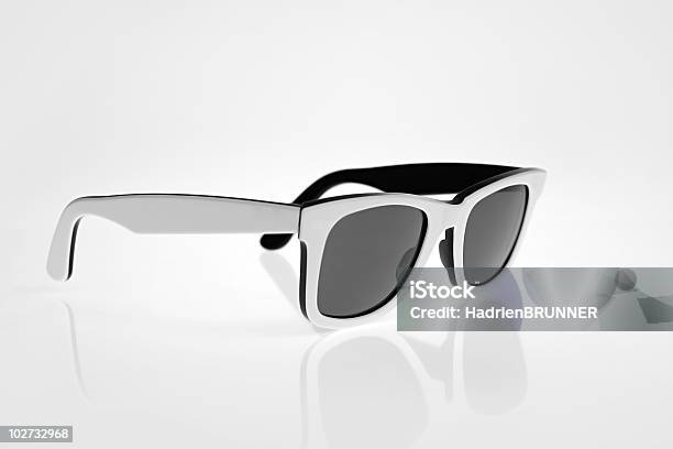 Białe Okulary Przeciwsłoneczne - zdjęcia stockowe i więcej obrazów Akcesorium osobiste - Akcesorium osobiste, Bez ludzi, Białe tło