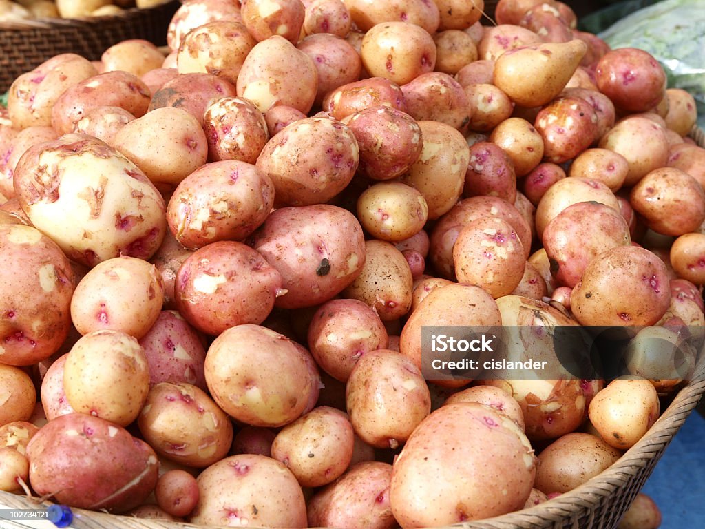 Batatas no mercado - Foto de stock de Batata - Tubérculo royalty-free