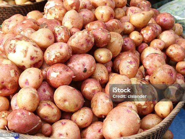 Новый Картофель На Рынке — стоковые фотографии и другие картинки Без людей - Без людей, Горизонтальный, Красный картофель