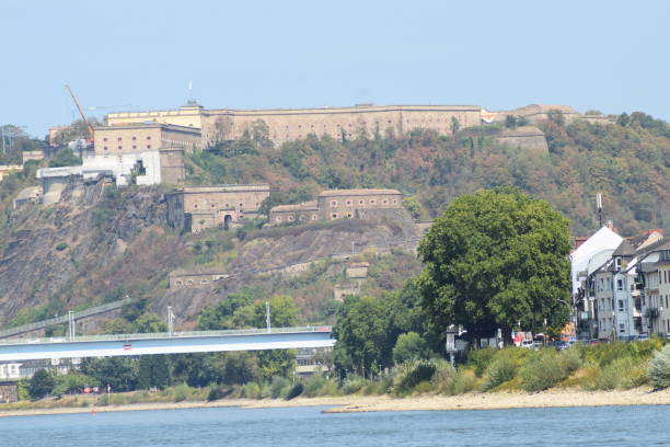 вид вдоль реки рейн в кобленце - koblenz rhine river river city стоковые фото и изображения