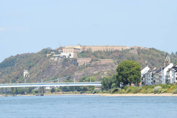 вид вдоль реки рейн в кобленце - koblenz rhine river river city стоковые фото и изображения