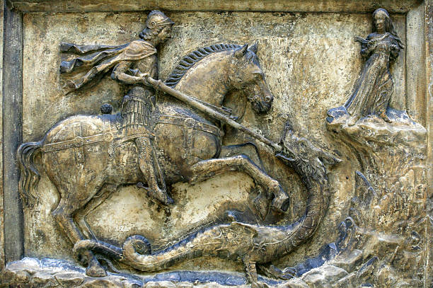 sollievo medievale di san giorgio e il drago - st george dragon mythology horse foto e immagini stock