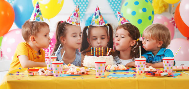 compleanno dei bambini. bambini felici con torta - birthday child celebration party foto e immagini stock